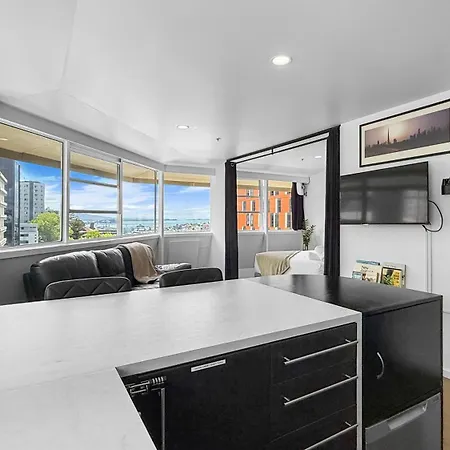 Whitaker Wish- Spacious, City Based Apartment With Carpark